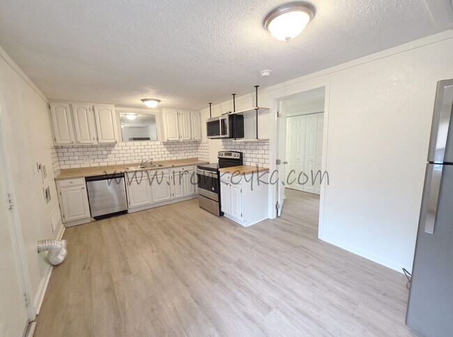 Foto del edificio - 8807 E 49th St