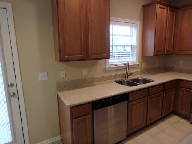 Foto del edificio - 121 Hampton Lake Dr