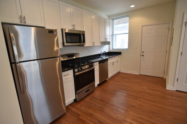 Building Photo - 3115 N Sheffield Ave