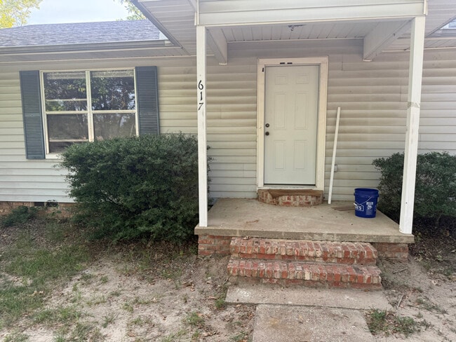 Building Photo - 617 NE Stallings Dr