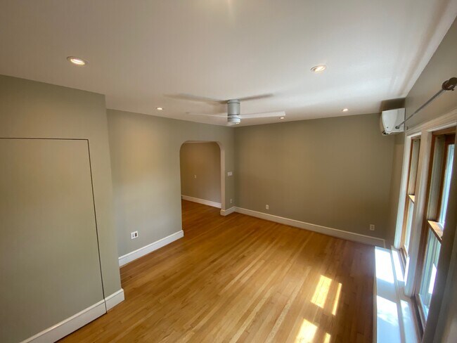 Building Photo - 909 E St SE