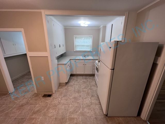 Building Photo - Charming 2-Bedroom Haven with Gleaming Har...