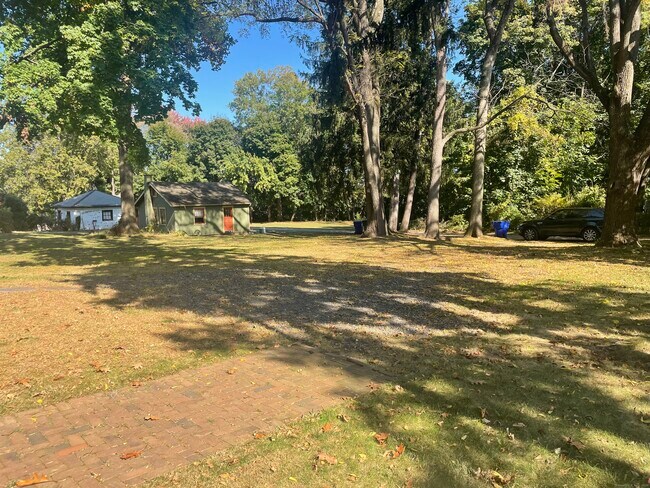 Foto del edificio - 880 Quaker Ln S