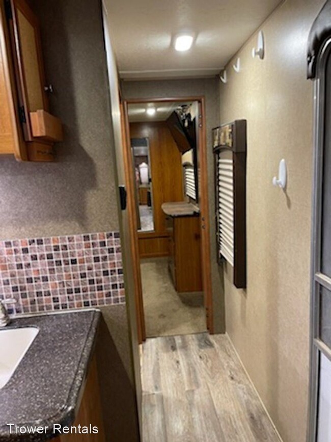 Building Photo - 1 br, 1 bath House - 14730 S Bonanza Ave