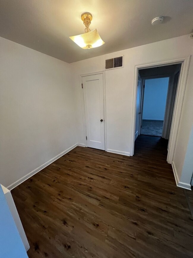 Building Photo - 422 S 5th Ave