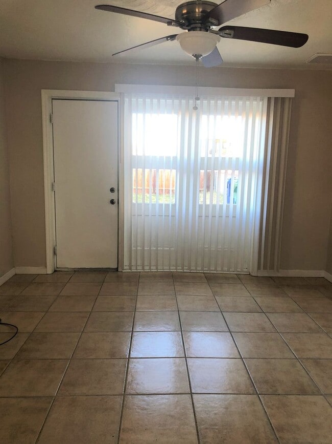 Foto del edificio - 117 W Robertson Rd