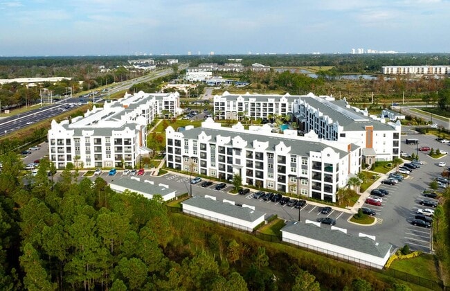 Mejora tu estilo de vida en The Edison Daytona Apartments, donde la vida moderna se une a la comodidad. Disfruta de interiores elegantes, amplias zonas verdes y prácticas comodidades diseñadas para tu día a día. ¡Agenda una visita hoy mismo y compruébalo! - The Edison Daytona Apartments