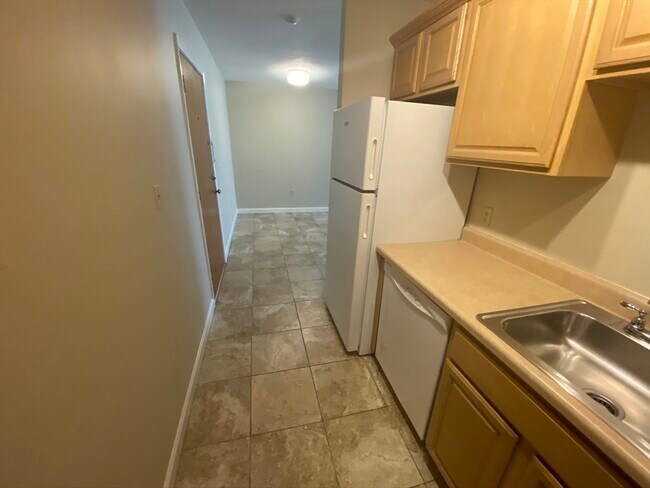 Building Photo - 28 Kenmar Dr