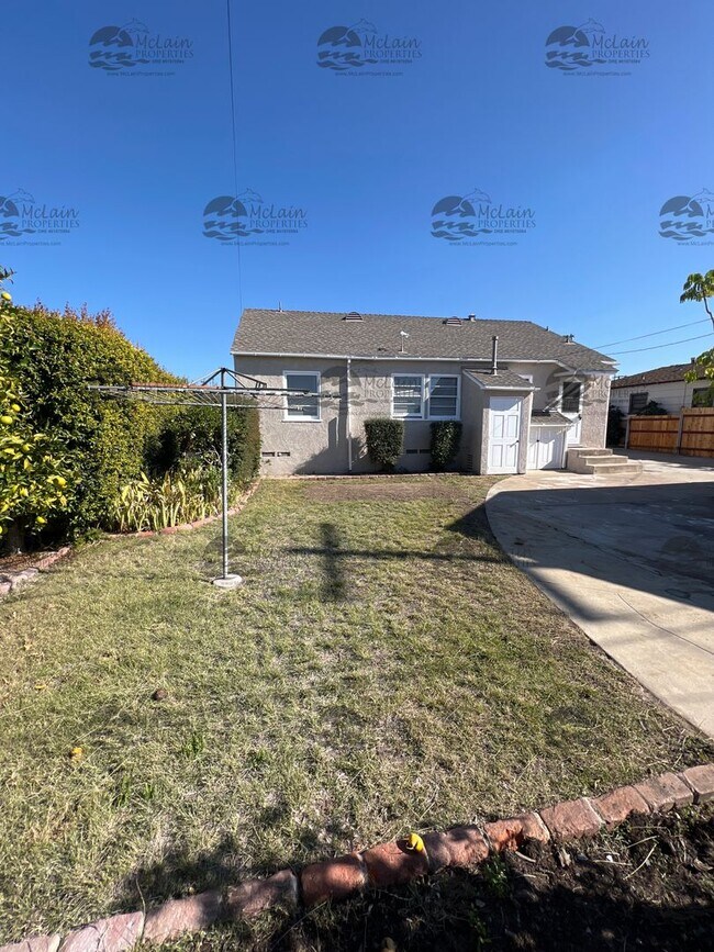 Foto del edificio - Single Story 3 BD/1BA Home with 2 Car Garage!
