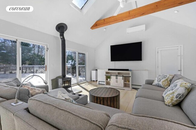 Building Photo - 4 Winterberry Ln