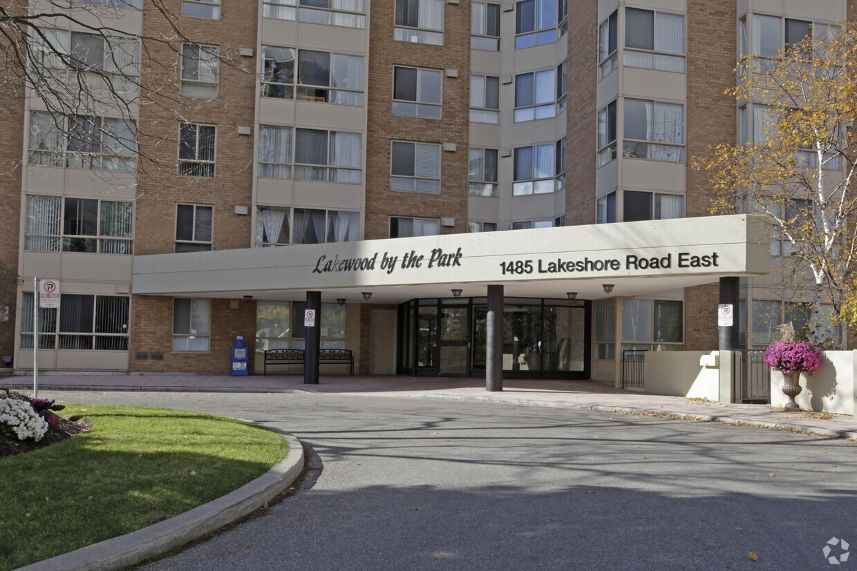 Photo du bâtiment - Lakewood by the Park