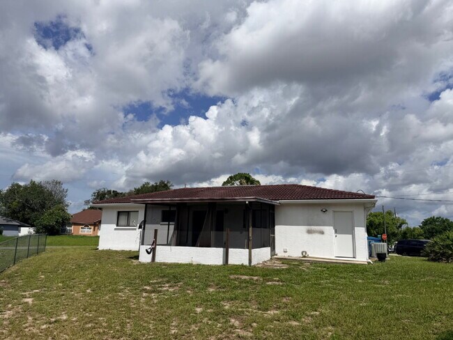 Building Photo - Adorable 2 Bedroom, 1 Bathroom, 1 Car Garage Home on a Large Corner Lot for rent.