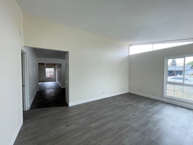 Foto del edificio - Petaluma: Single Level Home With Updated F...