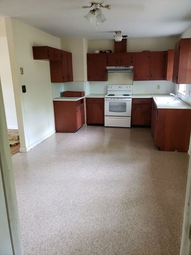 Building Photo - 3bedrooms 1 Bath Single Family Home In Spe...