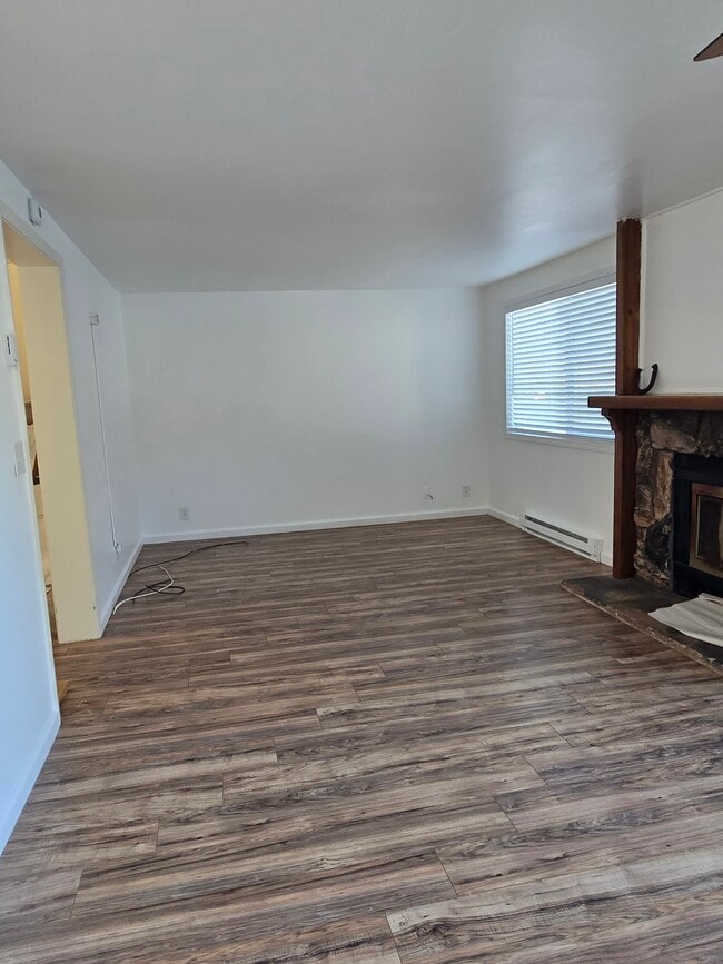 Foto del edificio - 1290 Redwood Cir