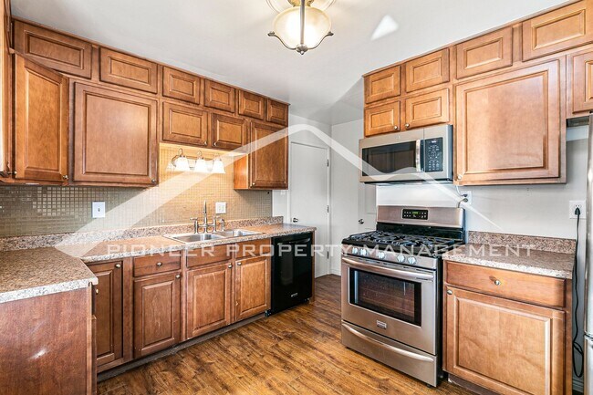 Building Photo - Spacious Home With Fenced In Back Yard!