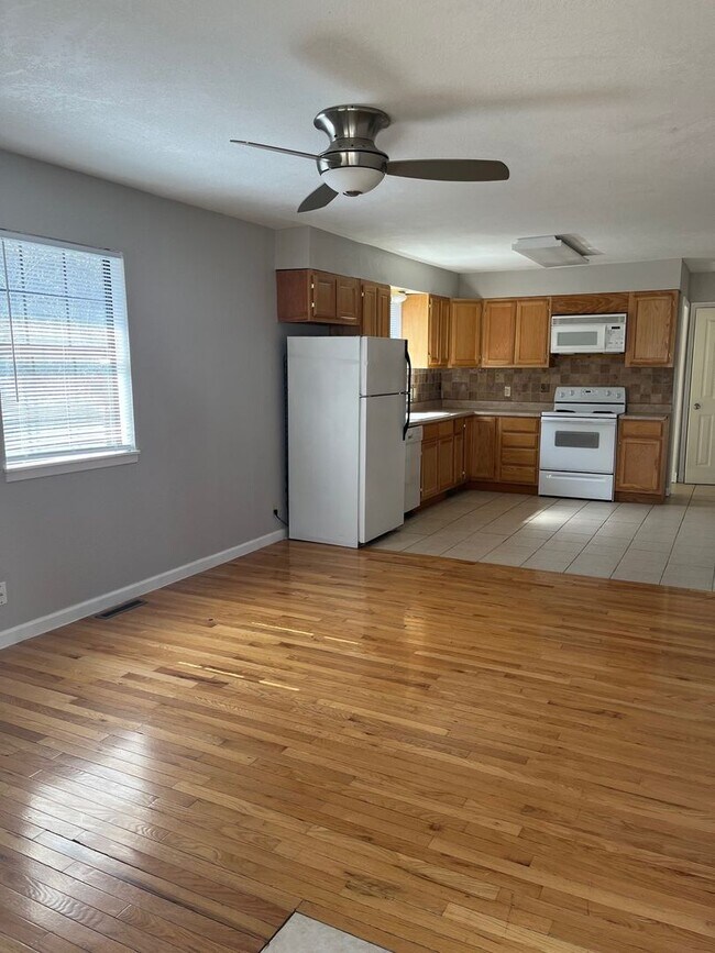 Foto del edificio - Cozy 2-Bedroom Home with Front Deck Charm