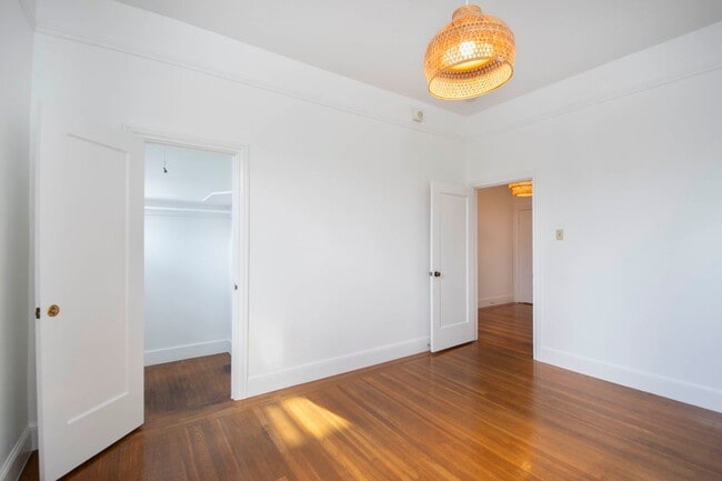 Building Photo - Union Street - Spacious & Bright Top Floor, Corner Unit