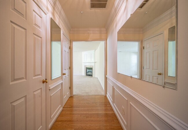 Foto del edificio - 2-level condo, conveniently located