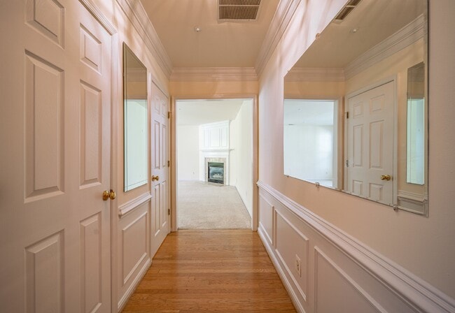 Photo - 2-level condo, conveniently located