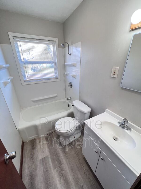 Building Photo - 1203 S 38th St