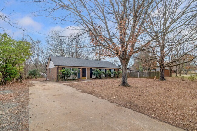 Building Photo - Beautifully renovated 3-bedroom ranch-style home!