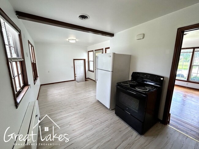 Building Photo - Stunning 3 Bedroom 1 Bathroom now availabl...