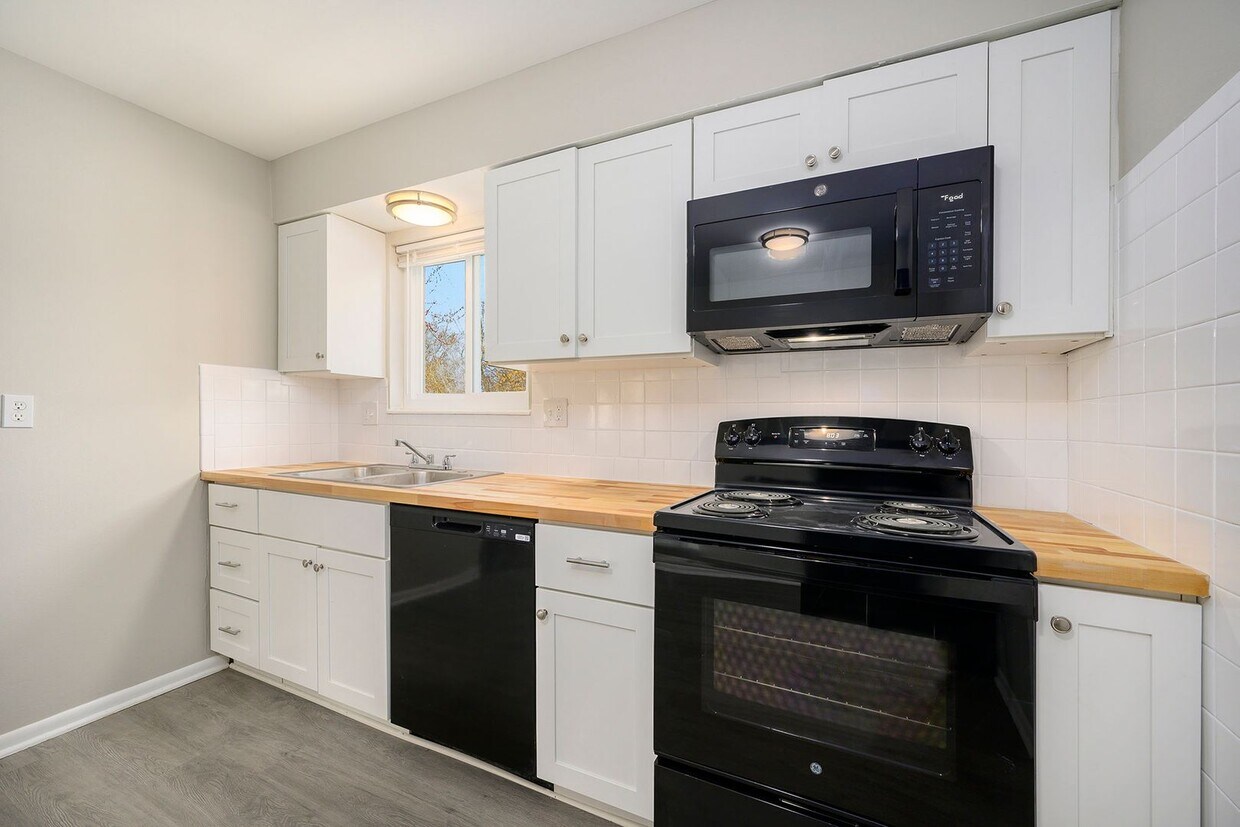 Primary Photo - Newly Renovated 2BR-1BA Apartment in Glads...