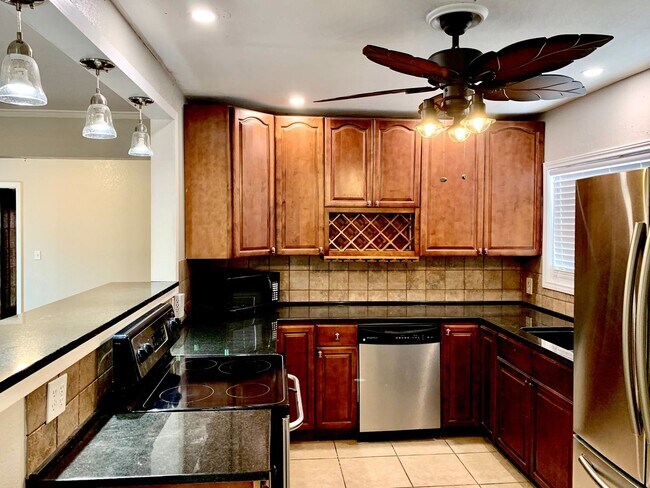 Foto del edificio - Prelease for Fall 2024! Sharp Three Bedroo...