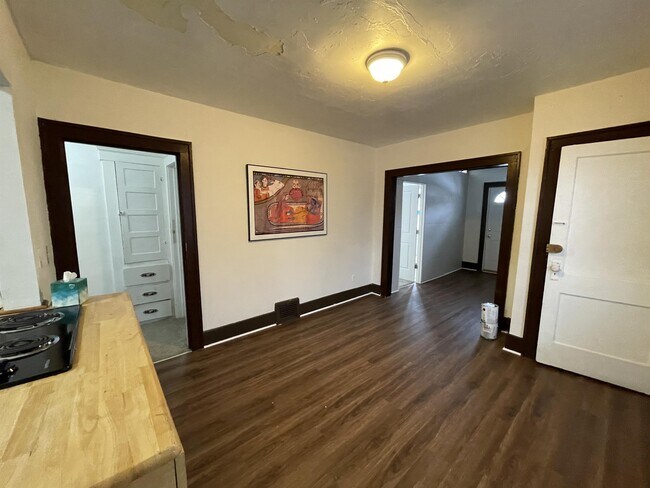 Building Photo - 453 Kitchener St
