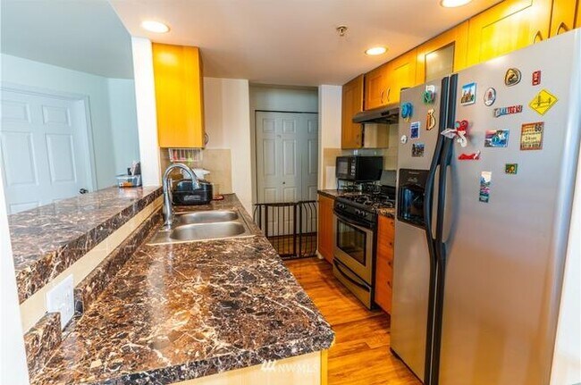 Building Photo - 3836 W Lake Sammamish Pky NE