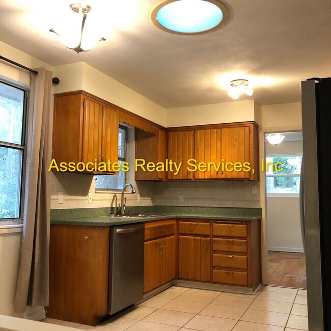 Building Photo - NEWLY REMODELED, 4br/2b in quiet neighborh...
