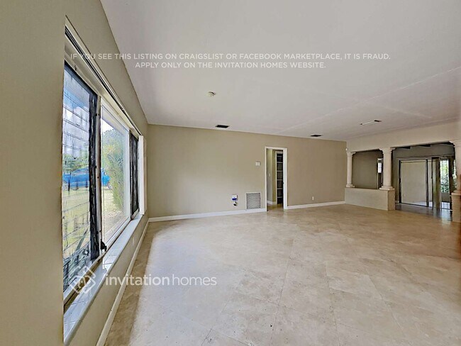 Building Photo - 2720 SW 15th Ct
