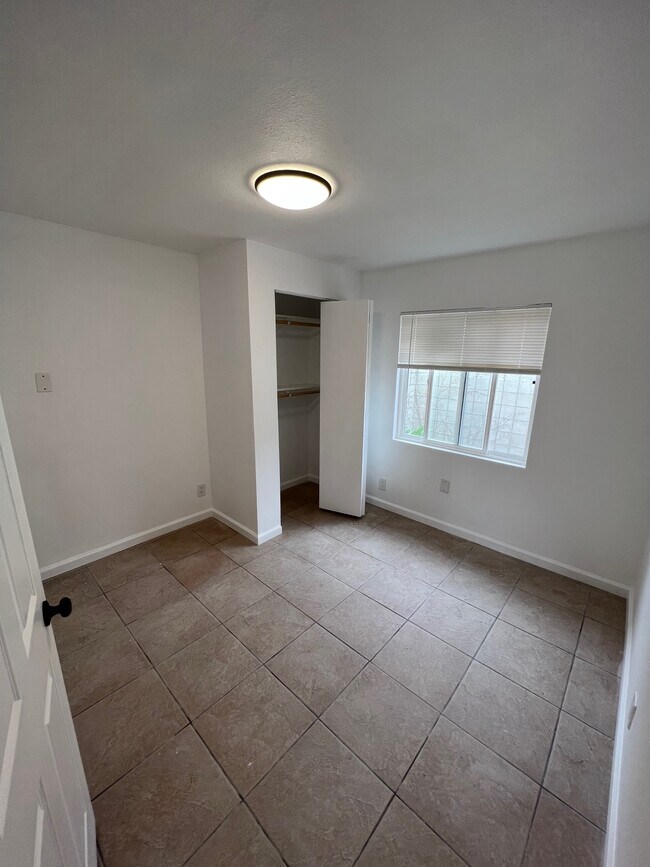Foto del edificio - 1405 N Riverside Ave