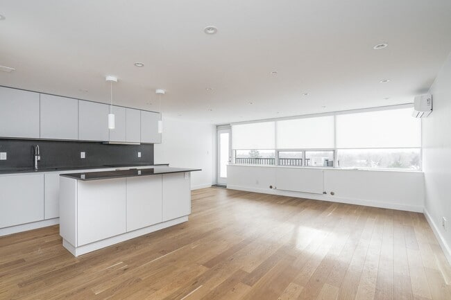 Building Photo - 150 The Donway W