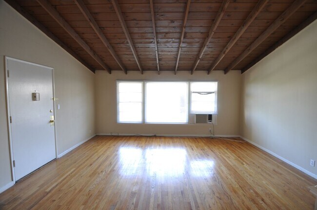Foto del edificio - 14830 Dickens St