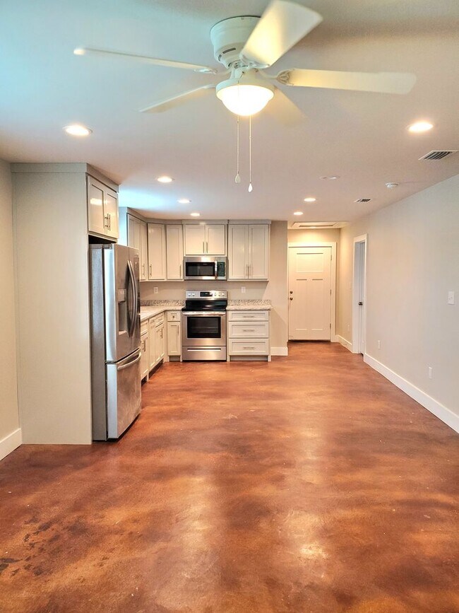 Building Photo - Great 3/2 home available in Elberta