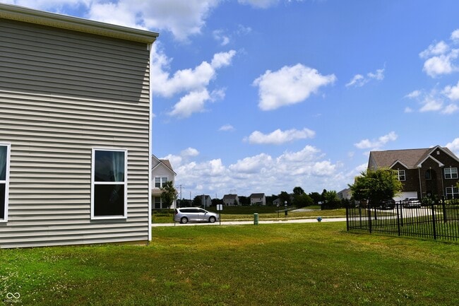 Building Photo - 2327 Creekland Dr