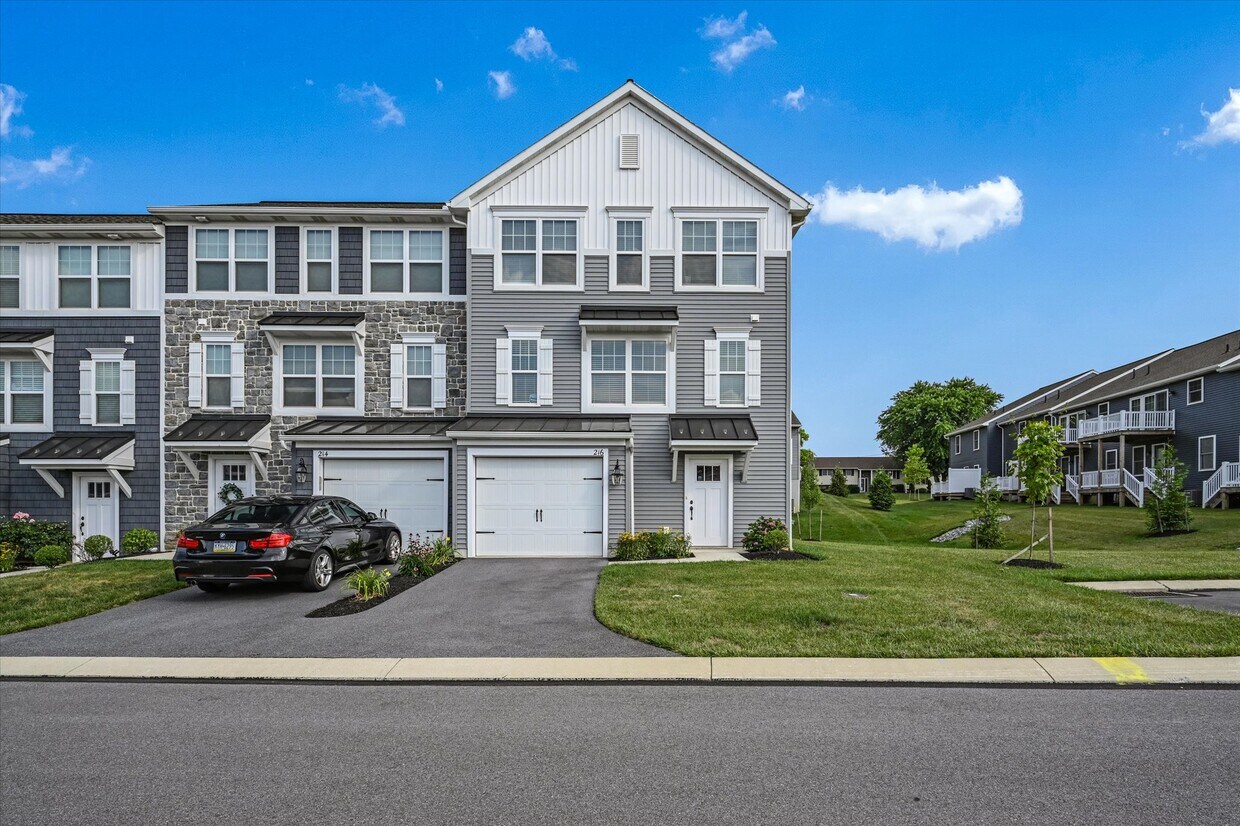 Primary Photo - 216 Highland Ct