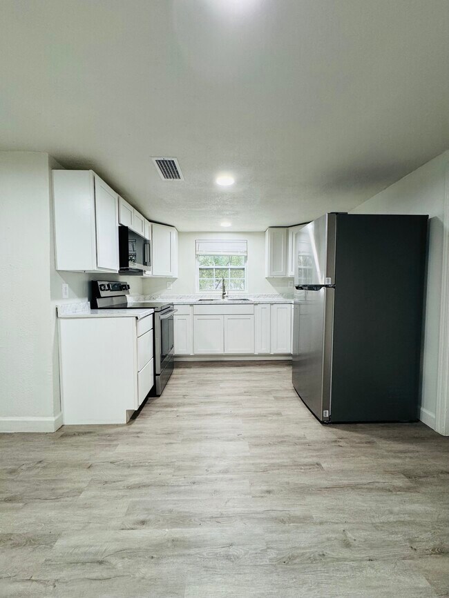 Cocina - 7635 Pickett St