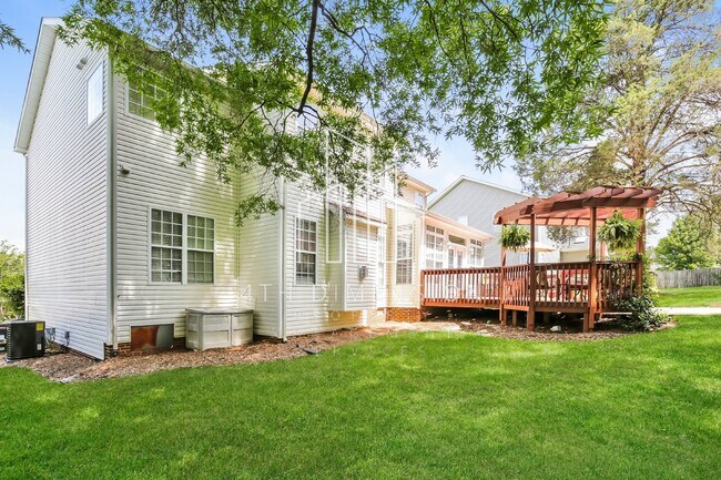 Building Photo - "Luxurious 4-Bed Home with Granite Counter...
