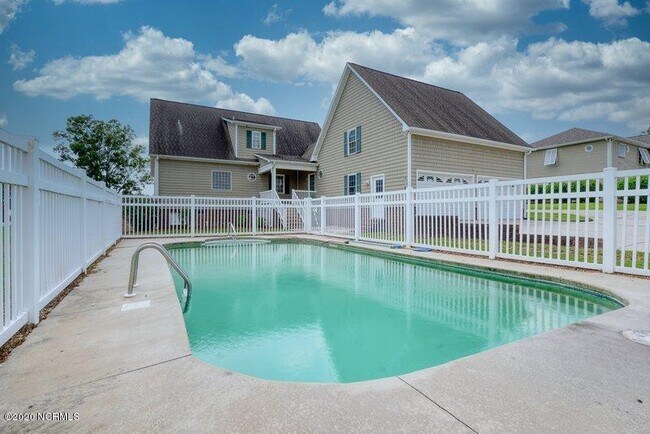 Building Photo - 300 Howards Ln