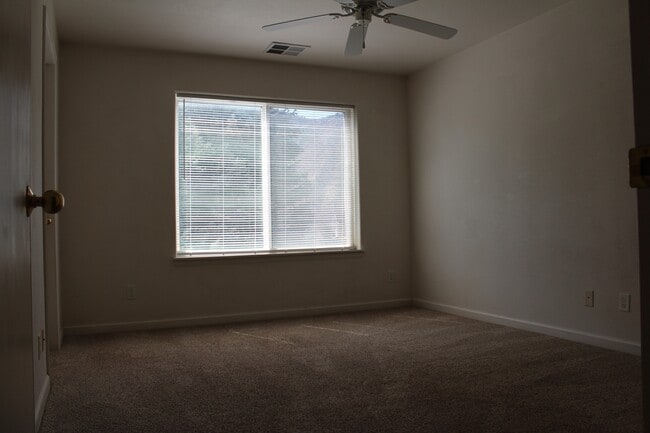 Foto del edificio - 794 Castle Valley Blvd
