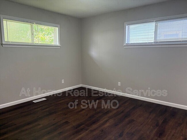 Building Photo - 2605 E Linwood St