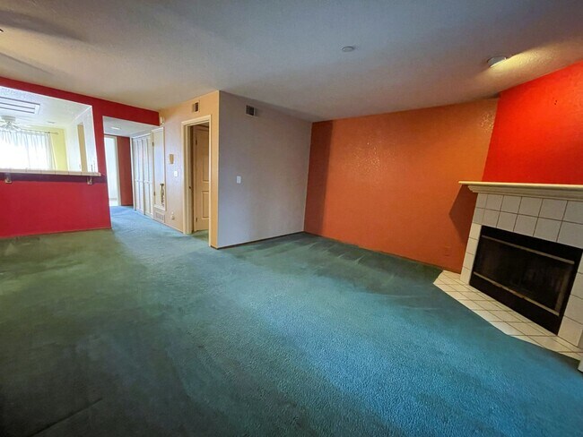 Foto del edificio - Spacious tri-level townhome in the heart of Hayward