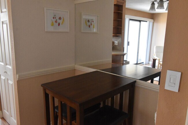 Building Photo - One Bedroom One Bathroom Furnished Condo