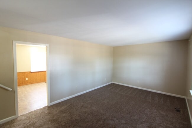 Building Photo - 3 Bedroom 2 Full Bath + Large Den - Pictur...