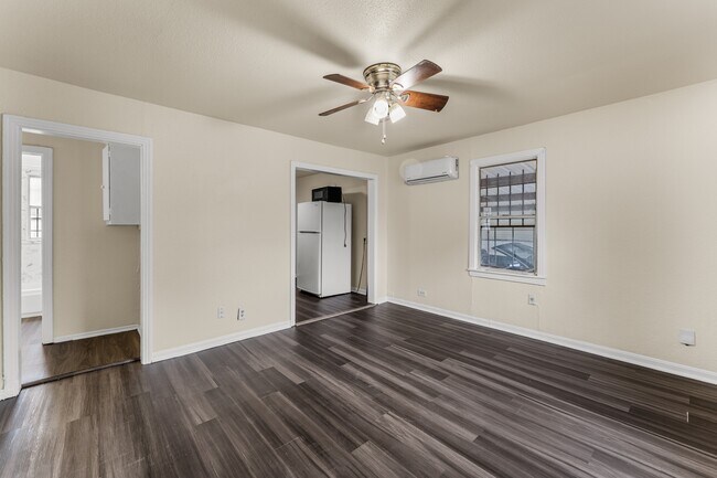 Foto del edificio - 820 Pecan Ave