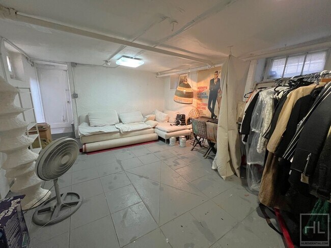 Building Photo - Lofty 2 bedroom/1 Bathroom apt w/Outdoor S...