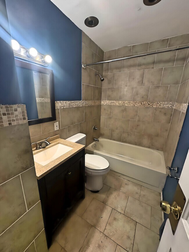 Baño - 1464 E 195th St